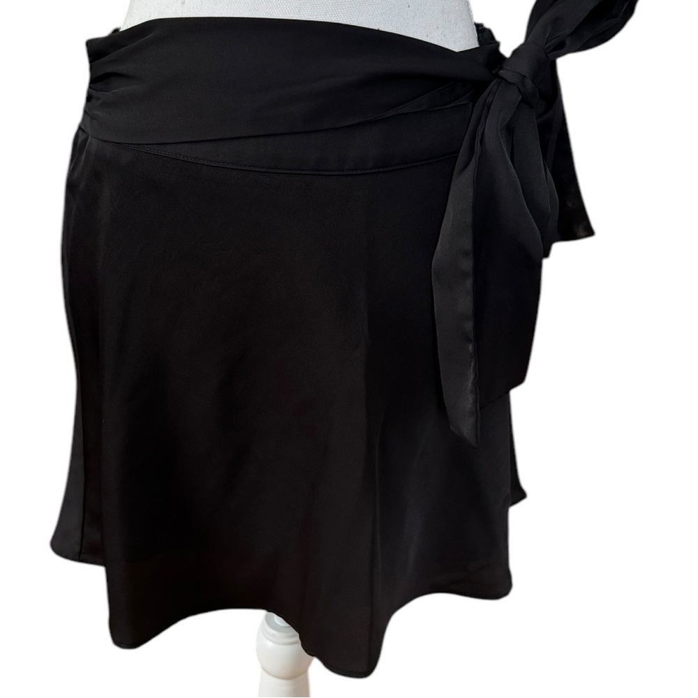 LE LIS collection black Satin Effect Belted High Waist Flare Mini Skirt medium